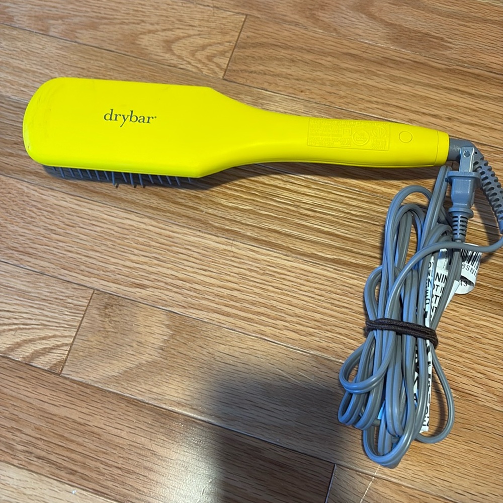 Dry Bar heated straightening brush